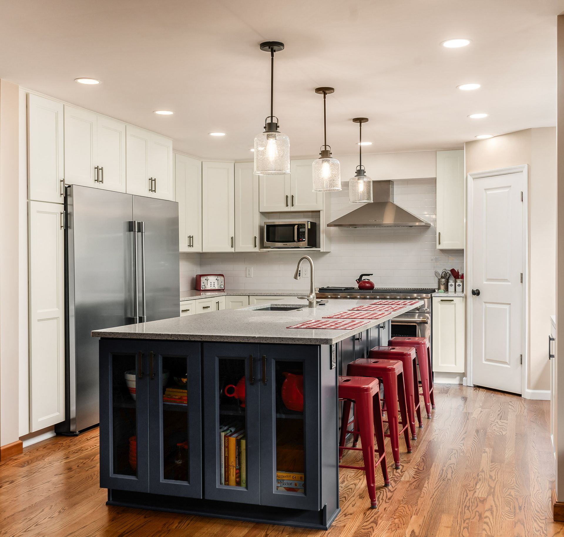 L-shaped kitchen with island
